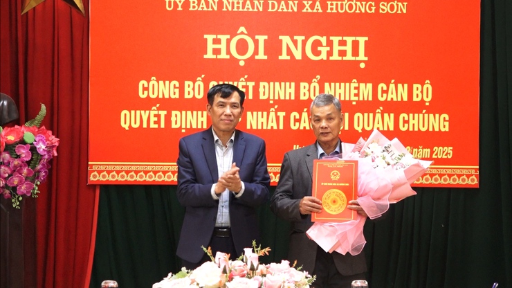 Xã Hương Sơn: Công bố và trao các Quyết định cán bộ và hợp nhất các tổ chức hội quần chúng- Ảnh 4.