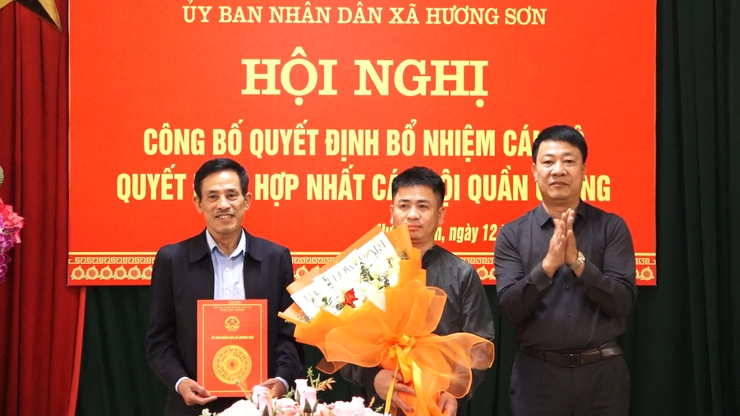 Xã Hương Sơn: Công bố và trao các Quyết định cán bộ và hợp nhất các tổ chức hội quần chúng- Ảnh 5.