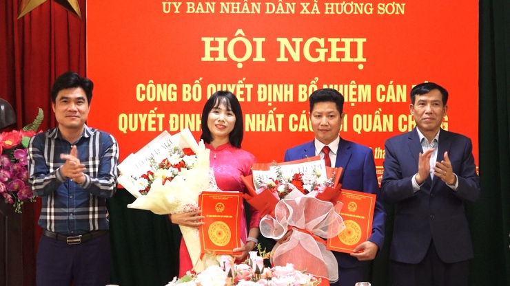 Xã Hương Sơn: Công bố và trao các Quyết định cán bộ và hợp nhất các tổ chức hội quần chúng- Ảnh 2.