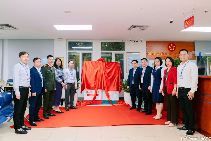 Phường Việt Hưng ra mắt mô hình Kiosk thông minh hỗ trợ thực hiện dịch vụ công trực tuyến- Ảnh 1.