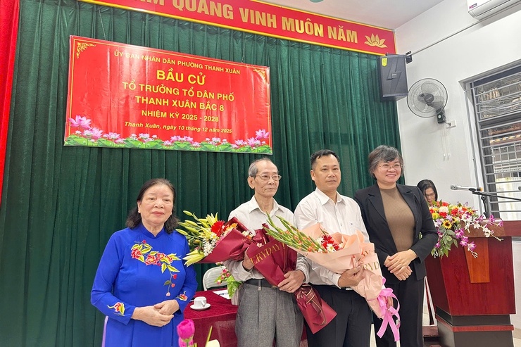 Chùm ảnh: Người dân Thanh Xuân hân hoan đi bầu cử Tổ trưởng tổ dân phố nhiệm kỳ 2025-2028- Ảnh 1.