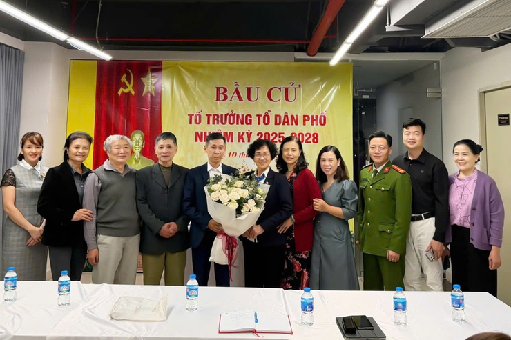 Chùm ảnh: Người dân Thanh Xuân hân hoan đi bầu cử Tổ trưởng tổ dân phố nhiệm kỳ 2025-2028- Ảnh 2.