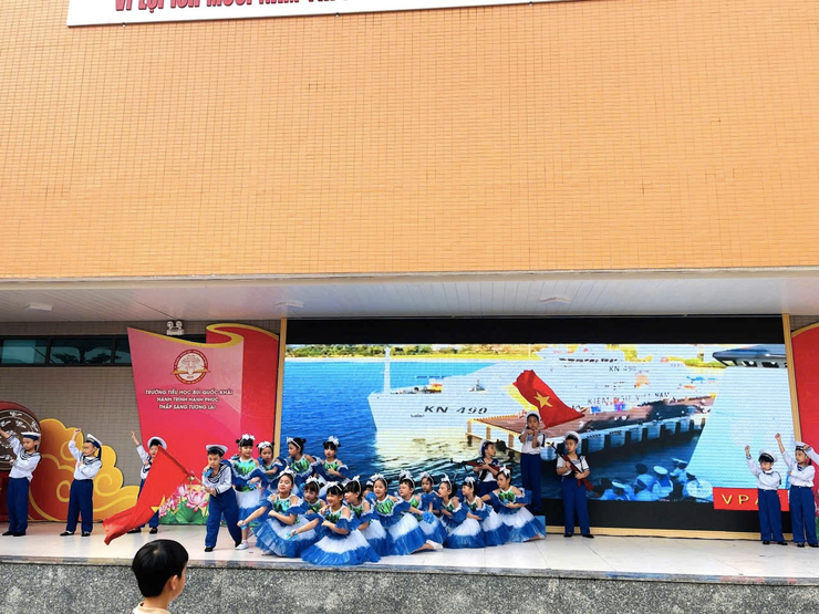Trường Tiểu học Bùi Quốc Khái tổ chức sinh hoạt dưới cờ chủ đề “Em yêu biển đảo quê hương”
- Ảnh 2.