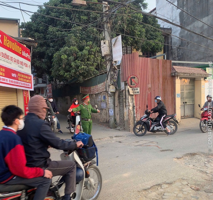 Công an phường Hà Đông nỗ lực đảm bảo trật tự giao thông- Ảnh 1.