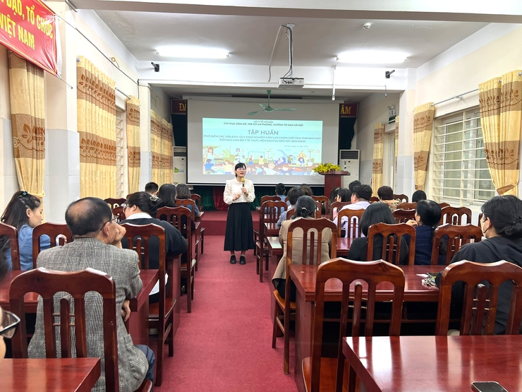 Trạm y tế phường Hà Đông phổ biến các văn bản quy định nghiêm cấm lựa chọn giới tính thai nhi cho đội ngũ cán bộ y tế- Ảnh 1.