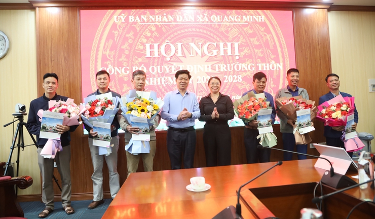 Xã Quang Minh công bố và trao quyết định cho 06 trưởng thôn nhiệm kỳ 2021-2026- Ảnh 1.