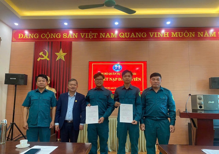 Chi bộ Quân sự xã Nội Bài kết nạp 02 đảng viên mới- Ảnh 1.