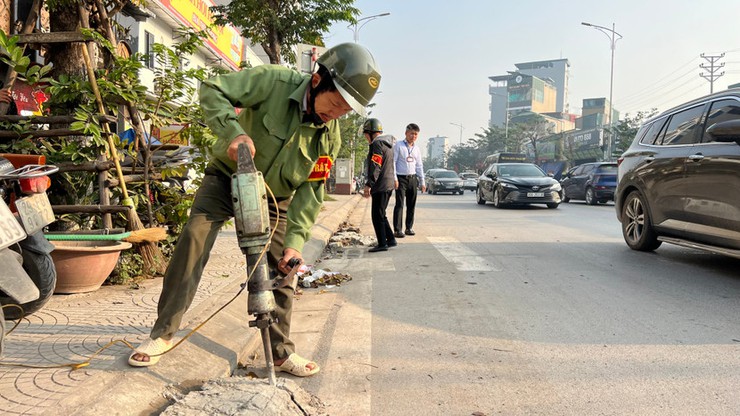 Xử lý nghiêm vi phạm trật tự đô thị tại phường Hoàng Mai. - Ảnh 2.