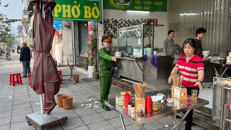 Xử lý nghiêm vi phạm trật tự đô thị tại phường Hoàng Mai. - Ảnh 1.