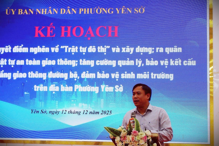 Yên Sở triển khai xử lý điểm nghẽn về về “Trật tự đô thị” và xây dựng; ra quân đảm bảo trật tự an toàn giao thông; tăng cường quản lý, bảo vệ kết cấu hạ tầng giao thông đường bộ, đảm bảo vệ sinh môi trường trên địa bàn.- Ảnh 2.