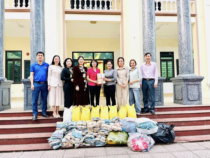 Phụ nữ Phượng Dực: "Ngọn lửa ấm" sẻ chia với đồng bào vùng lũ- Ảnh 1.