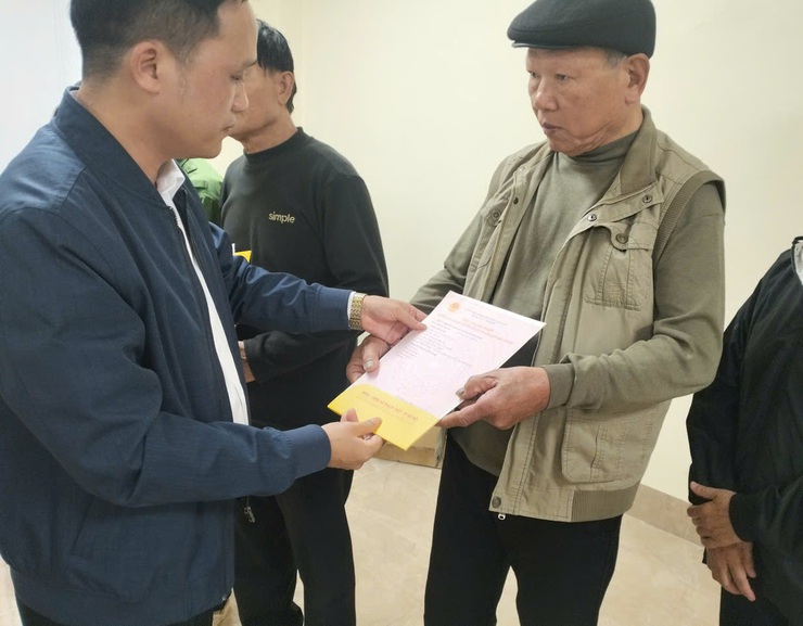 UBND xã Thạch Thất trao Giấy chứng nhận quyền sử dụng đất nông nghiệp sau dồn điền đổi thửa cho nhân dân trên địa bàn.- Ảnh 1.