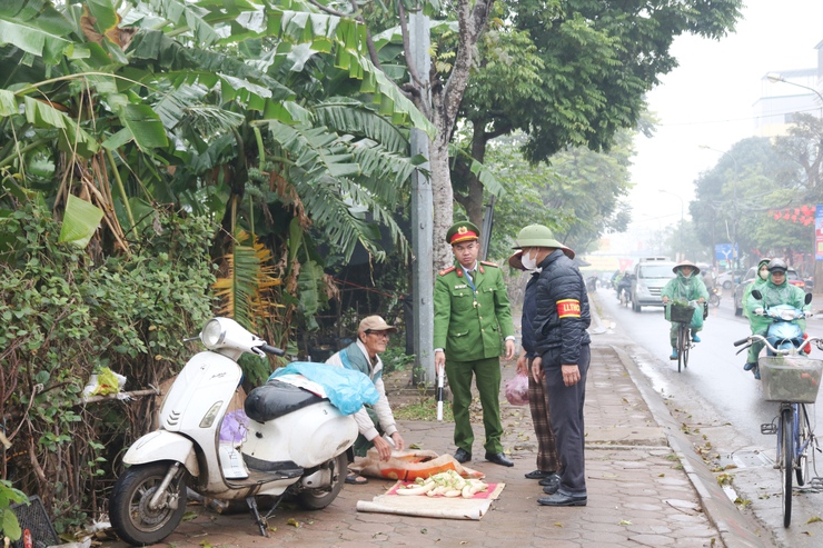 XÃ QUỐC OAI RA QUÂN GIẢI QUYẾT CÁC ĐIỂM NGHẼN, TĂNG CƯỜNG TRẬT TỰ, KỶ CƯƠNG, VĂN MINH ĐÔ THỊ- Ảnh 8.