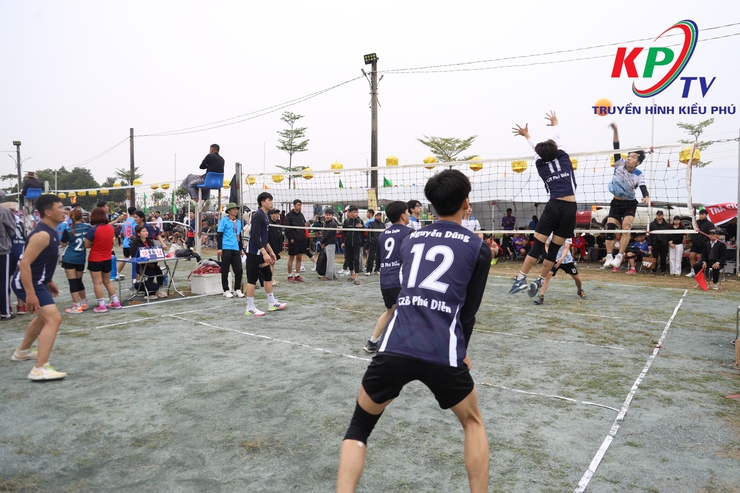 Giải Bóng chuyền hơi Hội làng truyền thống thôn Liên Trì Đồng Sơn năm 2025 chính thức bước vào thi đấu- Ảnh 1.