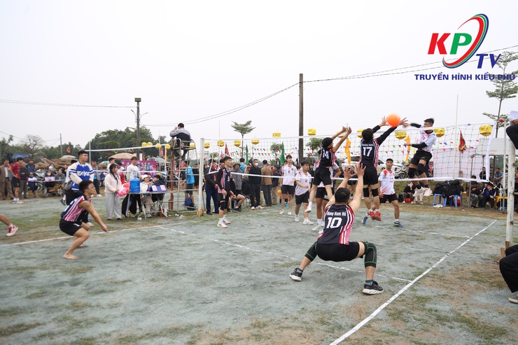 Giải Bóng chuyền hơi Hội làng truyền thống thôn Liên Trì Đồng Sơn năm 2025 chính thức bước vào thi đấu- Ảnh 4.