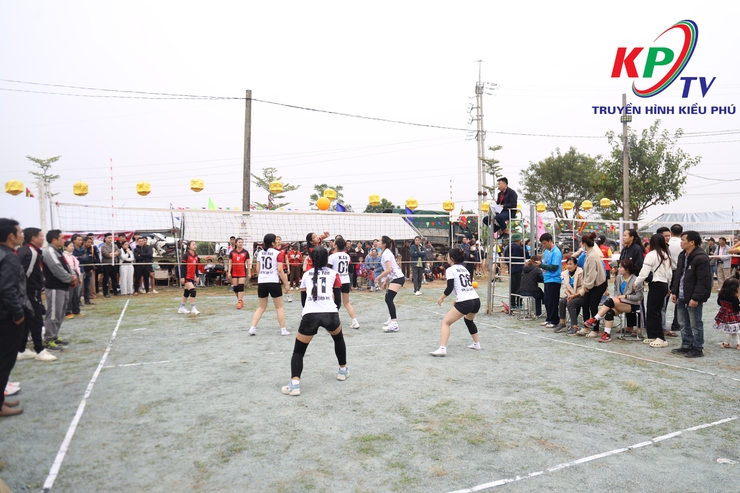 Giải Bóng chuyền hơi Hội làng truyền thống thôn Liên Trì Đồng Sơn năm 2025 chính thức bước vào thi đấu- Ảnh 2.