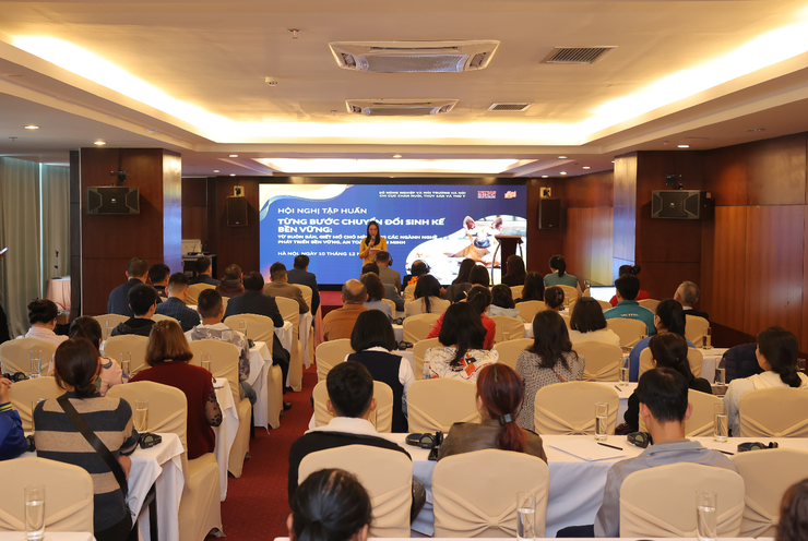 Hội nghị Tập huấn về "Từng bước chuyển đổi sinh kế bền vững: từ buôn bán, giết mổ chó mèo sang các ngành nghề phát triển bền vững, an toàn và văn minh" phường Xuân Phương- Ảnh 1.