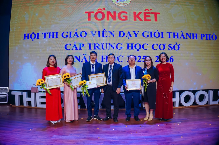 Giáo viên Trường THCS Phạm Hồng Thái đạt Giải Nhất Hội thi Giáo viên dạy giỏi cấp Thành phố năm học 2025–2026- Ảnh 1.