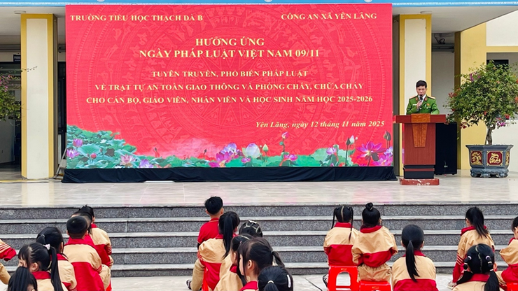 CÔNG AN XÃ YÊN LÃNG TĂNG CƯỜNG TUYÊN TRUYỀN TẠI CÁC ĐIỂM TRƯỜNG TRÊN ĐỊA BÀN- Ảnh 1.