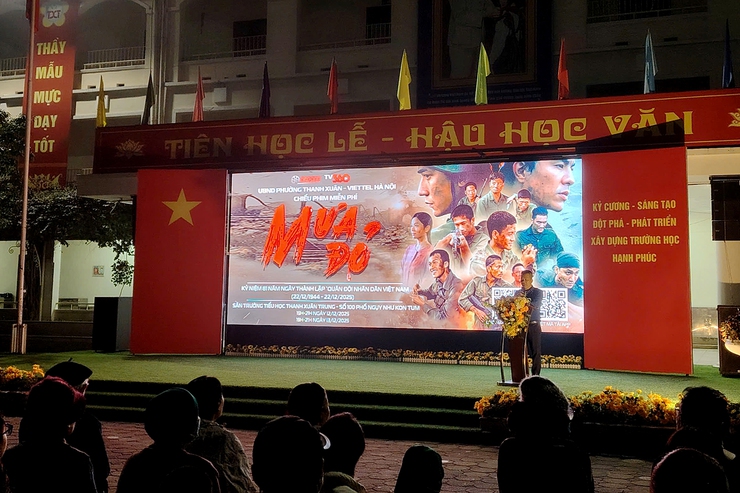 Phường Thanh Xuân công chiếu miễn phí phim “Mưa đỏ”, giáo dục truyền thống cách mạng- Ảnh 1.