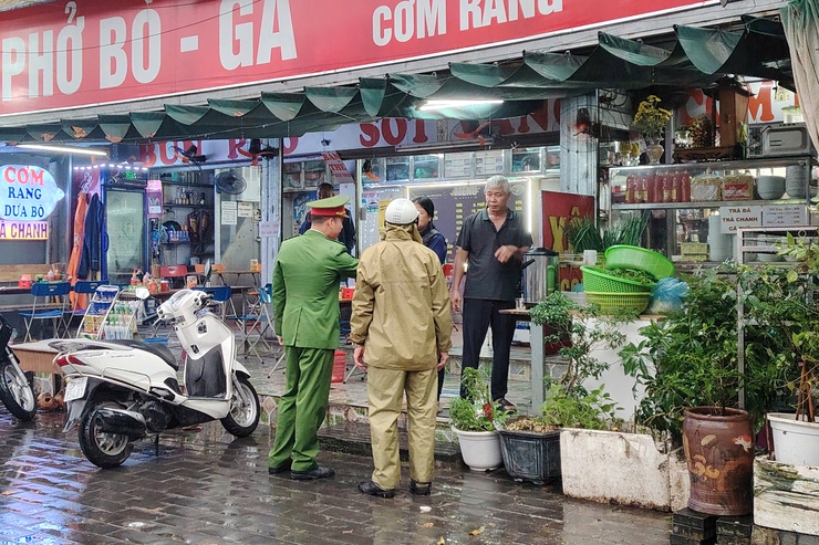 Phường Thanh Xuân ra quân giải quyết điểm nghẽn về “trật tự đô thị”- Ảnh 7.