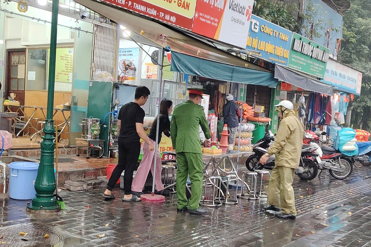 Phường Thanh Xuân ra quân giải quyết điểm nghẽn về “trật tự đô thị”- Ảnh 8.