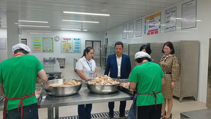 KIỂM TRA AN TOÀN THỰC PHẨM BẾP ĂN TẬP THỂ TẠI TRƯỜNG TIỂU HỌC TRẦN PHÚ PHƯỜNG LĨNH NAM- Ảnh 3.