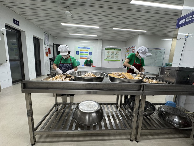 KIỂM TRA AN TOÀN THỰC PHẨM BẾP ĂN TẬP THỂ TẠI TRƯỜNG TIỂU HỌC TRẦN PHÚ PHƯỜNG LĨNH NAM- Ảnh 2.