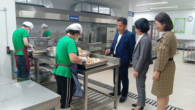 KIỂM TRA AN TOÀN THỰC PHẨM BẾP ĂN TẬP THỂ TẠI TRƯỜNG TIỂU HỌC TRẦN PHÚ PHƯỜNG LĨNH NAM- Ảnh 4.