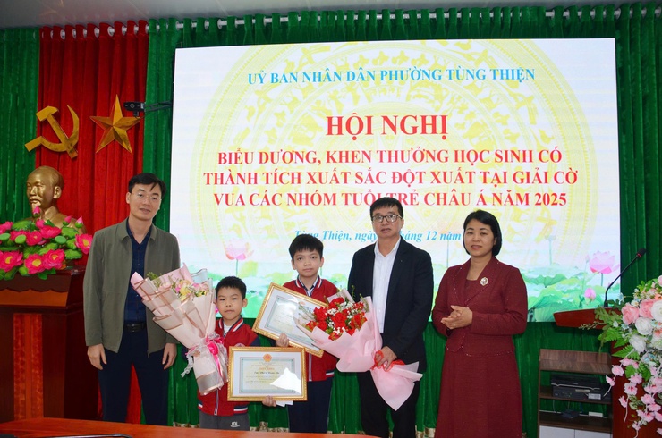Phường Tùng Thiện tuyên dương 2 học sinh Trường Tiểu học Trung Sơn Trầm đạt thành tích cao tại Giải Vô địch Cờ vua trẻ châu Á 2025- Ảnh 3.