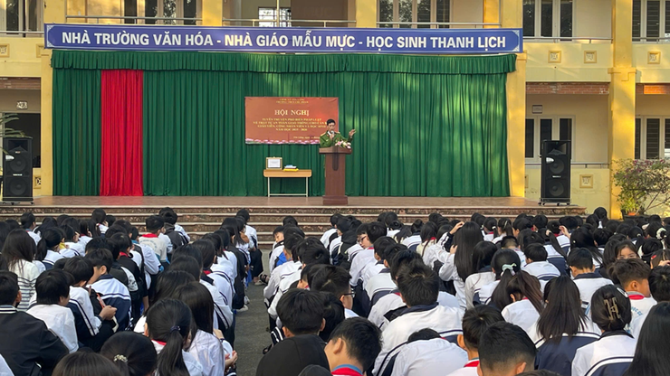 CÔNG AN XÃ YÊN LÃNG TĂNG CƯỜNG TUYÊN TRUYỀN TẠI CÁC ĐIỂM TRƯỜNG TRÊN ĐỊA BÀN- Ảnh 2.