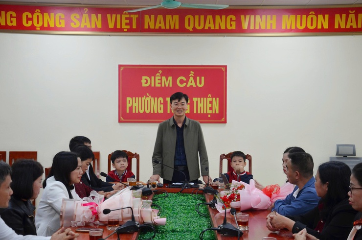 Phường Tùng Thiện tuyên dương 2 học sinh Trường Tiểu học Trung Sơn Trầm đạt thành tích cao tại Giải Vô địch Cờ vua trẻ châu Á 2025- Ảnh 4.