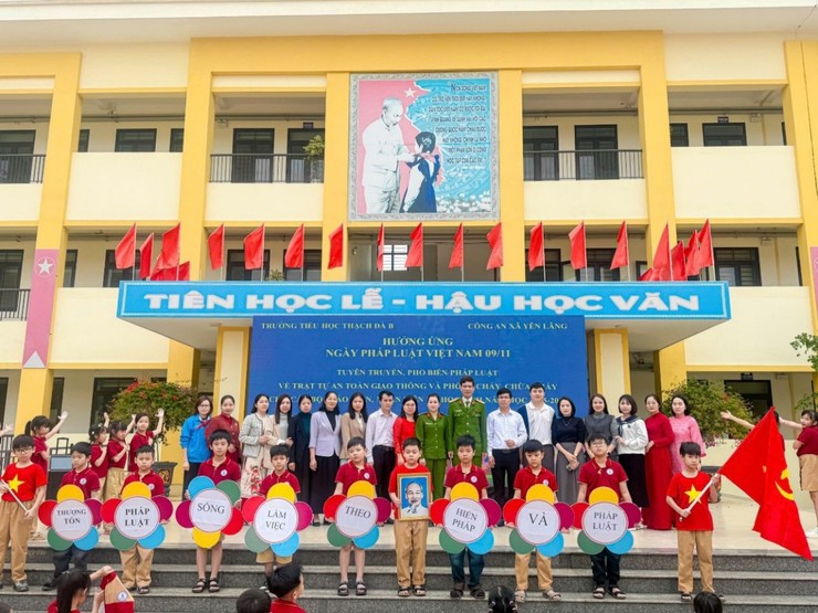 CÔNG AN XÃ YÊN LÃNG TĂNG CƯỜNG TUYÊN TRUYỀN TẠI CÁC ĐIỂM TRƯỜNG TRÊN ĐỊA BÀN- Ảnh 3.