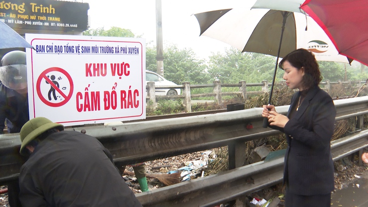 Phú Xuyên tổ chức ra giải tỏa hành lang an toàn giao thông, xử lý các điểm đen rác thải và đảm bảo công tác vệ sinh môi trường trên tuyến đường 1A và đường 429 đoạn qua địa bàn.- Ảnh 4.