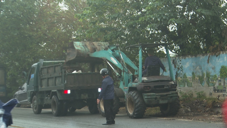 Phú Xuyên tổ chức ra giải tỏa hành lang an toàn giao thông, xử lý các điểm đen rác thải và đảm bảo công tác vệ sinh môi trường trên tuyến đường 1A và đường 429 đoạn qua địa bàn.- Ảnh 5.