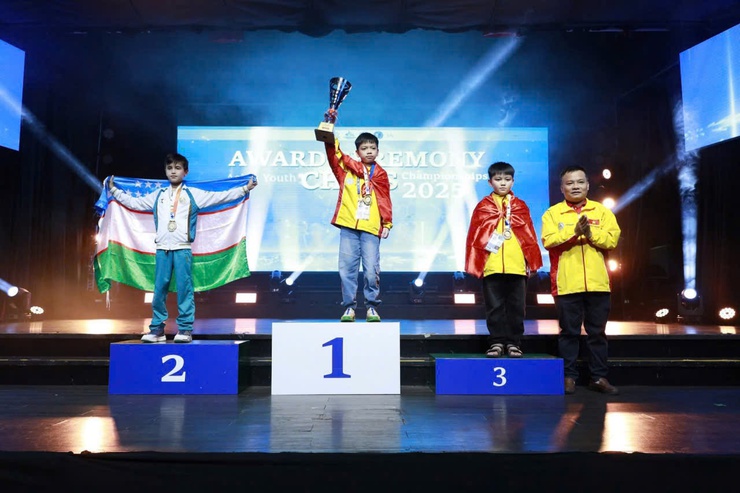 Phường Tùng Thiện tuyên dương 2 học sinh Trường Tiểu học Trung Sơn Trầm đạt thành tích cao tại Giải Vô địch Cờ vua trẻ châu Á 2025- Ảnh 1.