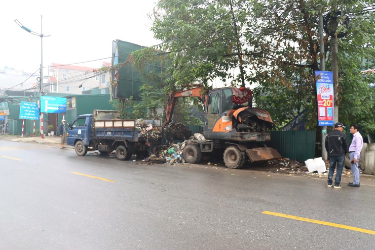 Phú Xuyên tổ chức ra giải tỏa hành lang an toàn giao thông, xử lý các điểm đen rác thải và đảm bảo công tác vệ sinh môi trường trên tuyến đường 1A và đường 429 đoạn qua địa bàn.- Ảnh 1.