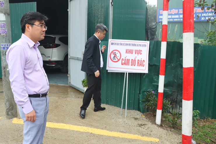 Phú Xuyên tổ chức ra giải tỏa hành lang an toàn giao thông, xử lý các điểm đen rác thải và đảm bảo công tác vệ sinh môi trường trên tuyến đường 1A và đường 429 đoạn qua địa bàn.- Ảnh 6.