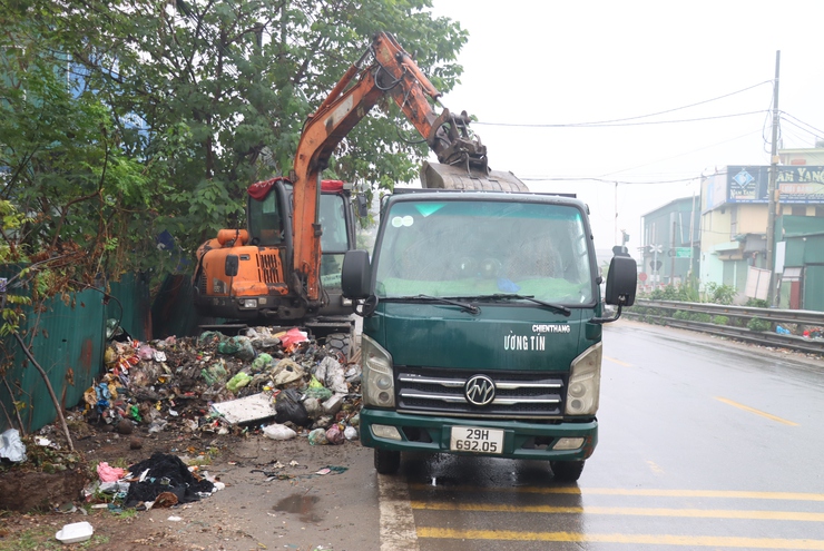 Phú Xuyên tổ chức ra giải tỏa hành lang an toàn giao thông, xử lý các điểm đen rác thải và đảm bảo công tác vệ sinh môi trường trên tuyến đường 1A và đường 429 đoạn qua địa bàn.- Ảnh 2.