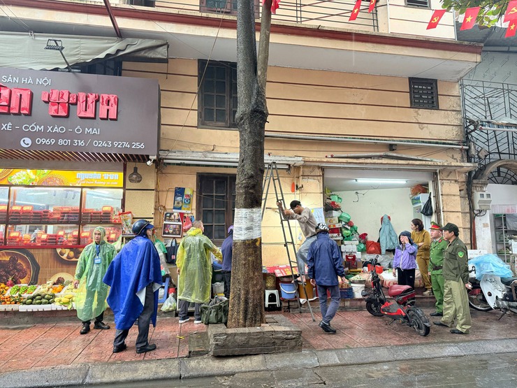 Ba Đình siết chặt quản lý, công khai xử phạt hàng loạt vi phạm đô thị, vệ sinh môi trường- Ảnh 5.