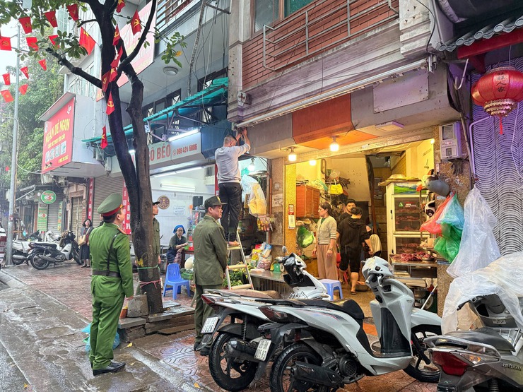 Ba Đình siết chặt quản lý, công khai xử phạt hàng loạt vi phạm đô thị, vệ sinh môi trường- Ảnh 6.