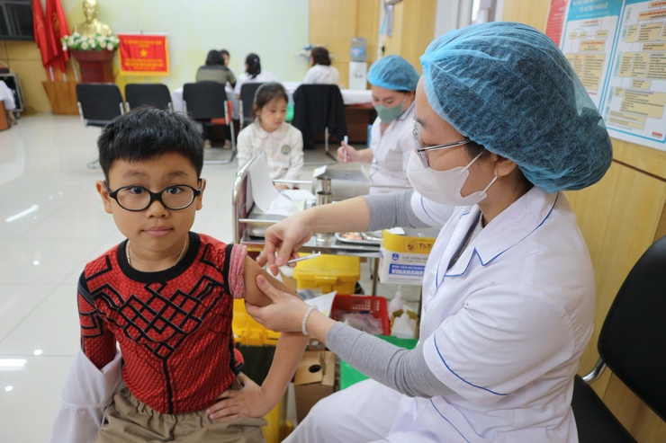 Phường Hai Bà Trưng triển khai tiêm chủng vắc xin Uốn ván - Bạch hầu (Td) trong chương trình Tiêm chủng mở rộng.- Ảnh 2.