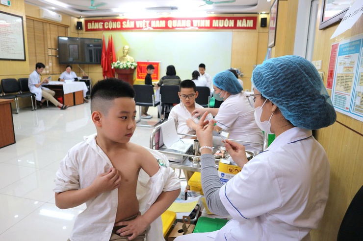 Phường Hai Bà Trưng triển khai tiêm chủng vắc xin Uốn ván - Bạch hầu (Td) trong chương trình Tiêm chủng mở rộng.- Ảnh 6.