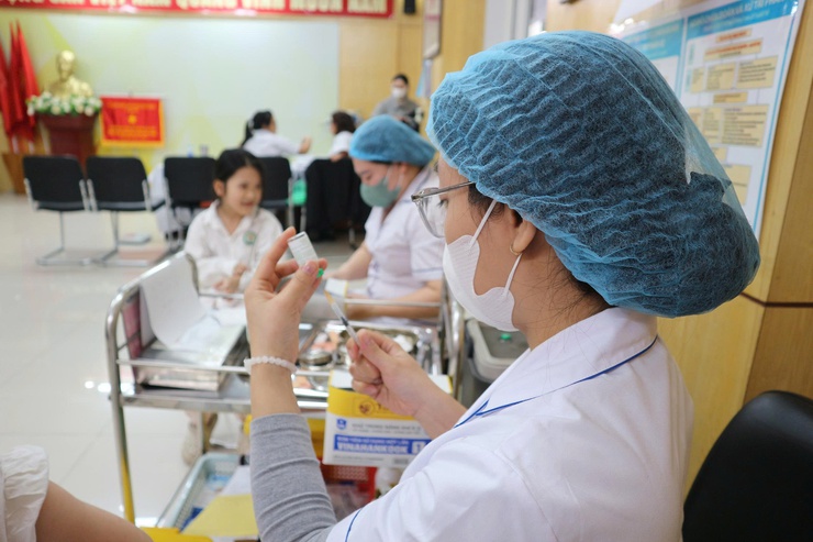 Phường Hai Bà Trưng triển khai tiêm chủng vắc xin Uốn ván - Bạch hầu (Td) trong chương trình Tiêm chủng mở rộng.- Ảnh 7.