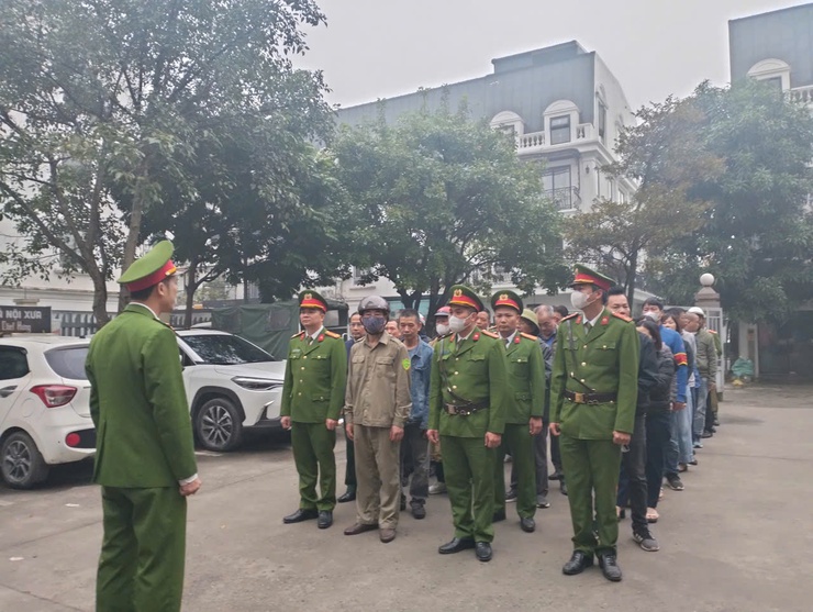 Phường Kiến Hưng xử lý nhiều vi phạm trật tự đô thị trong ngày ra quân- Ảnh 1.