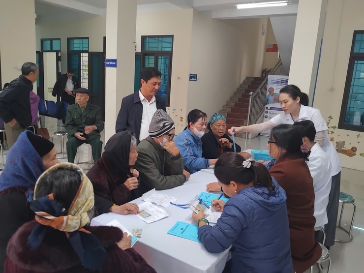 Trạm Y tế phường Chương Mỹ hoàn thành khám, lập hồ sơ quản lý sức khỏe cho gần 1.000 người cao tuổi- Ảnh 2.