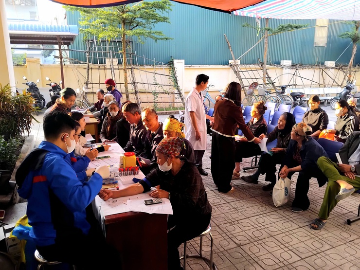 Trạm Y tế phường Chương Mỹ hoàn thành khám, lập hồ sơ quản lý sức khỏe cho gần 1.000 người cao tuổi- Ảnh 3.
