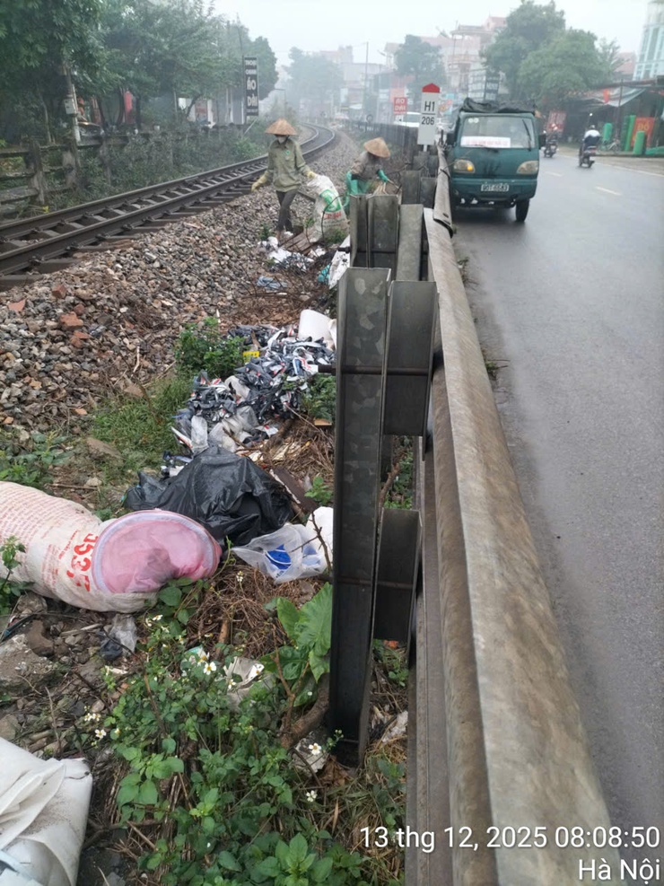 Phú Xuyên tổ chức ra giải tỏa hành lang an toàn giao thông, xử lý các điểm đen rác thải và đảm bảo công tác vệ sinh môi trường trên tuyến đường 1A và đường 429 đoạn qua địa bàn.- Ảnh 7.