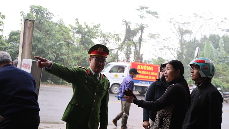 Xã Tam Hưng ra quân giải tỏa "chợ cóc", lập lại trật tự đô thị vì môi trường sống văn minh- Ảnh 9.