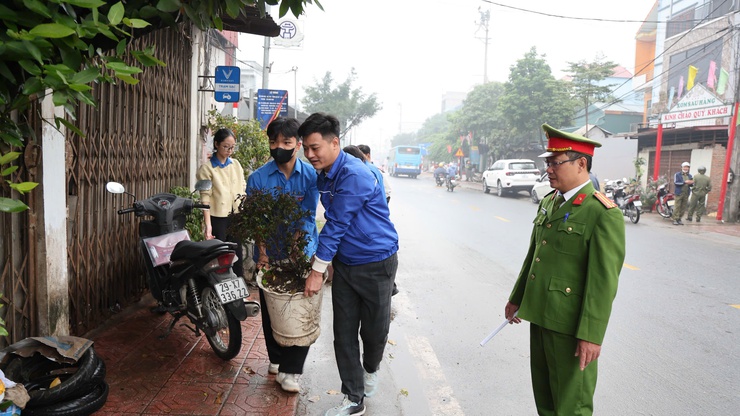 Xã Tam Hưng ra quân giải tỏa "chợ cóc", lập lại trật tự đô thị vì môi trường sống văn minh- Ảnh 8.